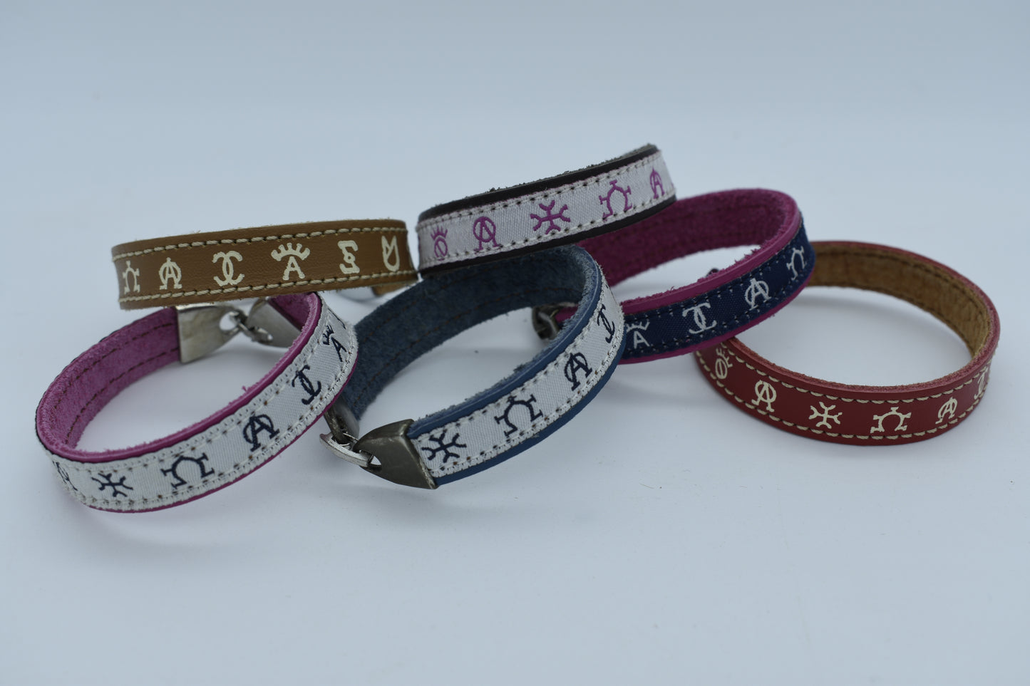 Pulsera de cuero y lazo hierros. 4 unidades
